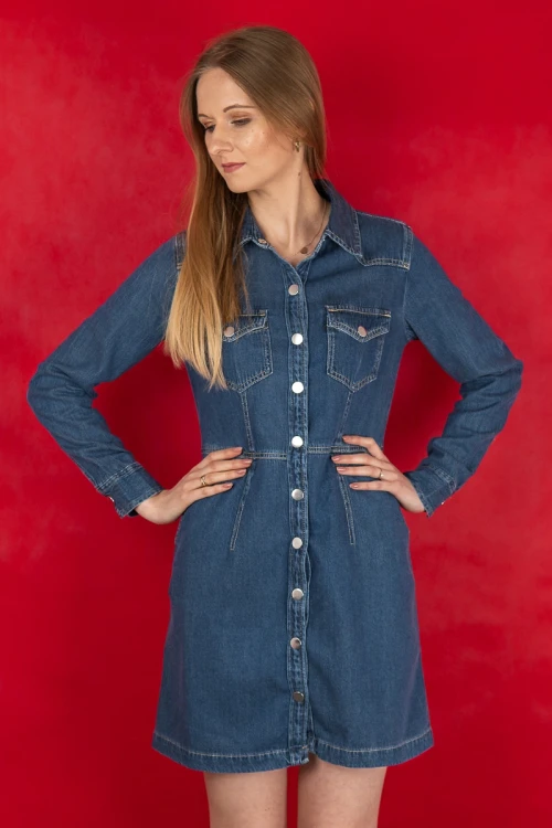 Primark-ciemna-jeansowa-sukienka-mini-modelka-przod3.webp