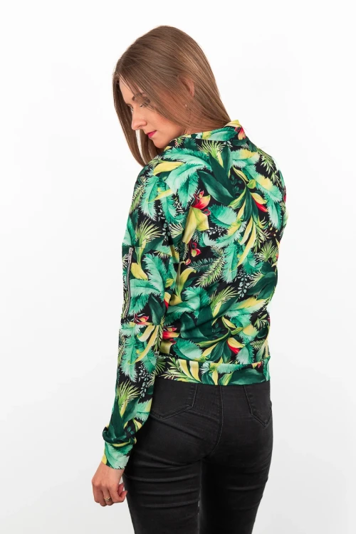 New-Look-wzorzysta-kurtka-bomberka-zamek-modelka-tyl.webp
