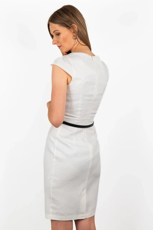 Nam&amp;co-lniana-kremowa-dopasowana-sukienka-z-paskiem-modelka-tyl.webp