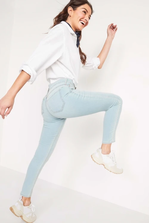 old-navy-jasne-jeansy-super-skinny-sredni-stan-modelka-bok.webp