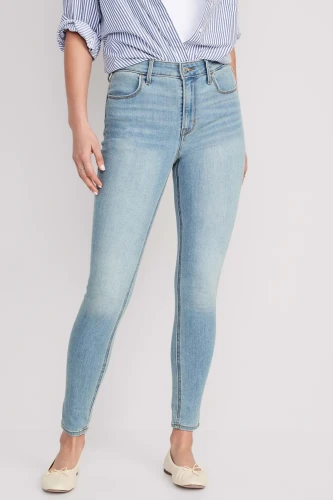 Old-Navy-jasne-jeansy-super-skinny-ankle-wysoki-stan-modelka-przod.webp