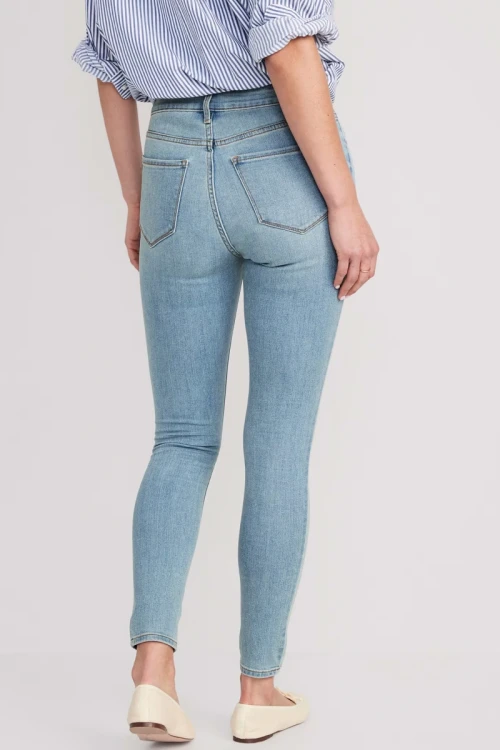 Old-Navy-jasne-jeansy-super-skinny-ankle-wysoki-stan-modelka-tyl.webp