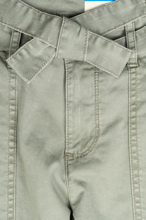 George-khaki-spodnie-z-paskiem-zblizenie.webp