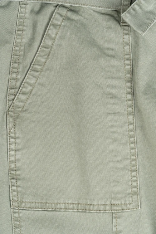 George-khaki-spodnie-z-paskiem-zblizenie2.webp