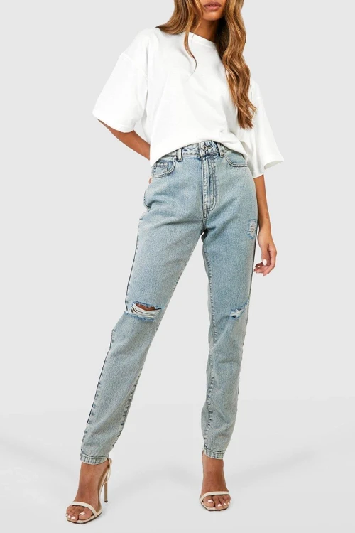 Boohoo-spodnie-jeansy-mum-dziury-wysoki-stan-modelka-przod.webp