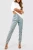Boohoo-spodnie-jeansy-mum-dziury-wysoki-stan-modelka-przod2.webp