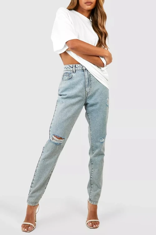 Boohoo-spodnie-jeansy-mum-dziury-wysoki-stan-modelka-przod2.webp