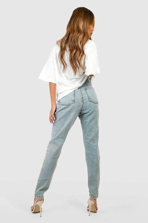Boohoo-spodnie-jeansy-mum-dziury-wysoki-stan-modelka-tyl.webp