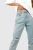 Boohoo-spodnie-jeansy-mum-dziury-wysoki-stan-modelka-zblizenie.webp