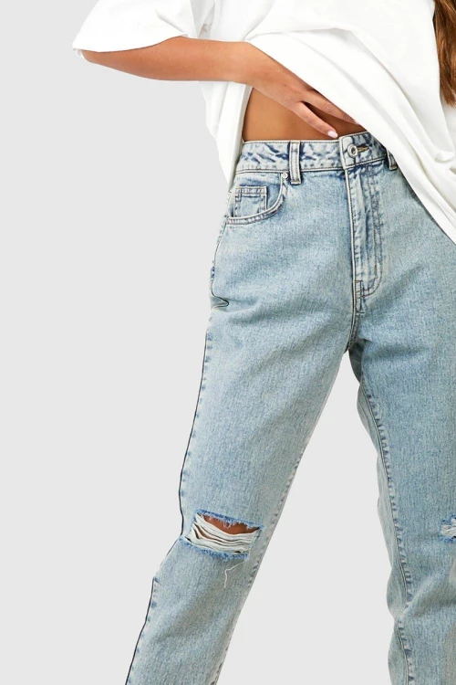 Boohoo-spodnie-jeansy-mum-dziury-wysoki-stan-modelka-zblizenie.webp