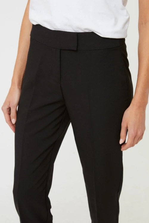 George-czarne-wizytowe-spodnie-plus-size-modelka-zblizenie.webp