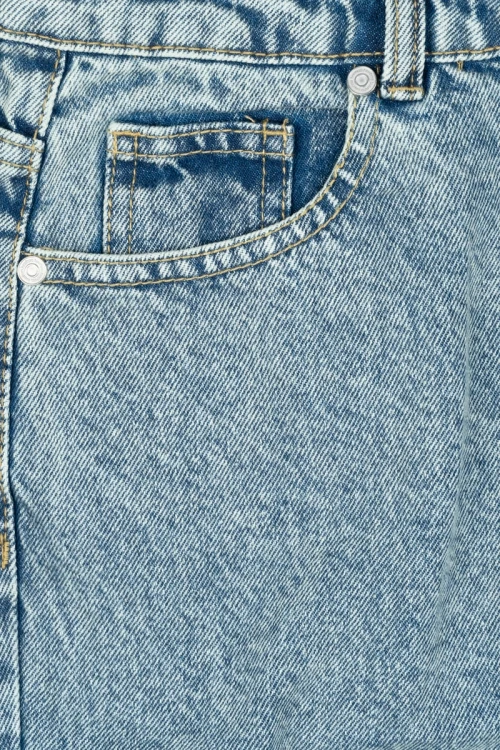 Boohoo-spodnie-jeansy-mum-dziury-wysoki-stan-zblizenie2.webp