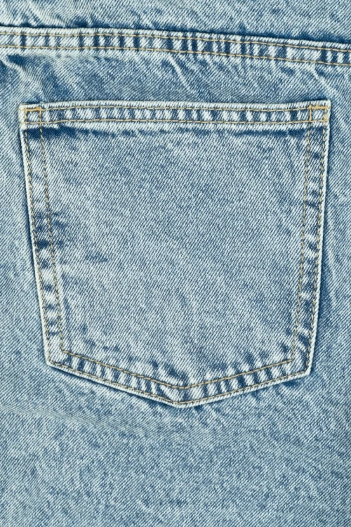 Boohoo-spodnie-jeansy-mum-dziury-wysoki-stan-zblizenie3.webp