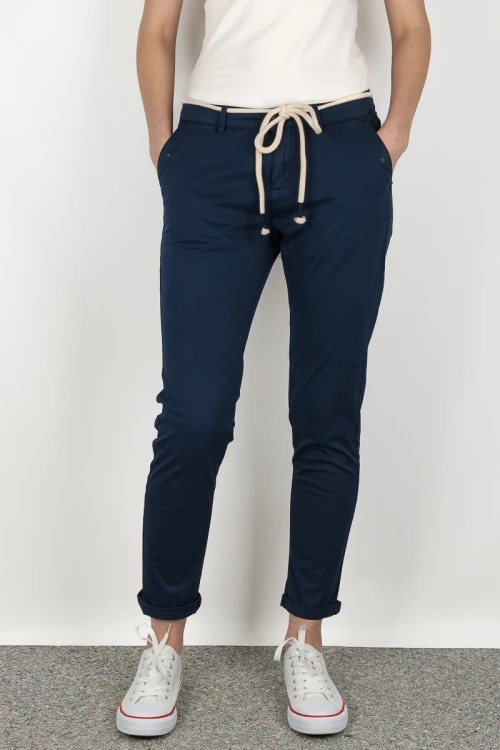 gemo-granatowe-spodnie-chino-bawelna-pasek-modelka-przod2.webp