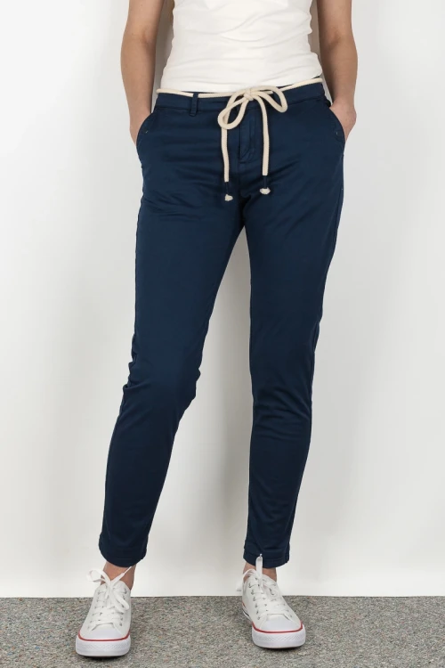 gemo-granatowe-spodnie-chino-bawelna-pasek-modelka-przod.webp
