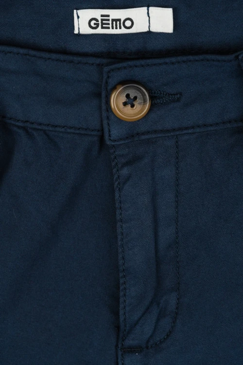 gemo-granatowe-spodnie-chino-bawelna-pasek-zblizenie.webp