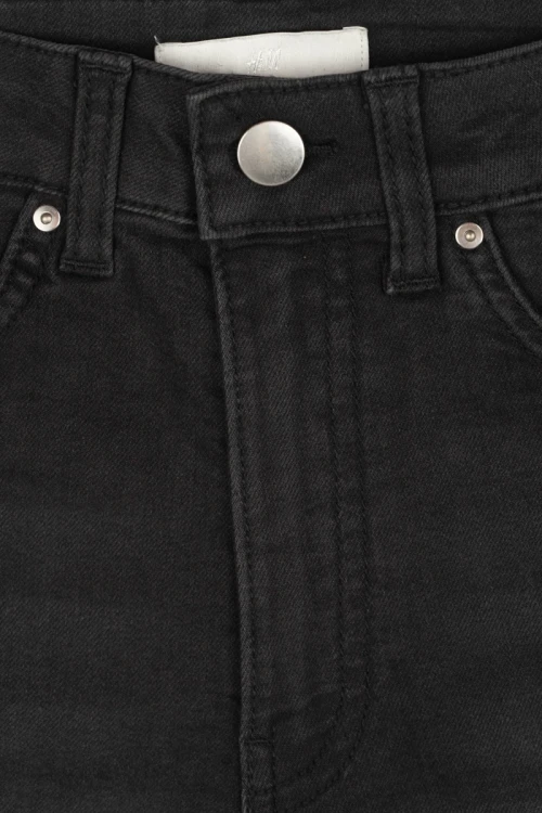H&amp;M-czarne-damskie-jeansowe-spodenki-zblizenie.webp