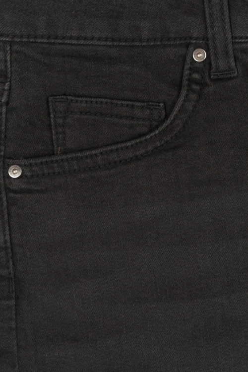 H&amp;M-czarne-damskie-jeansowe-spodenki-zblizenie2.webp