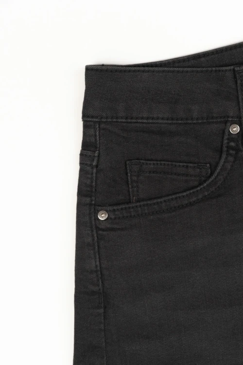 H&amp;M-czarne-damskie-jeansowe-spodenki-zblizenie4.webp