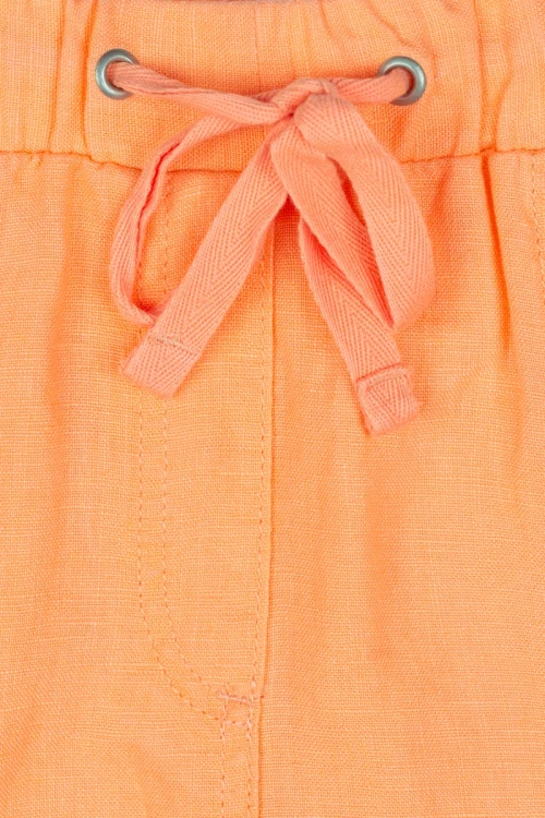 M&amp;S-brzoskwiniowe-lniane-spodenki-czysty-len-zblizenie.webp