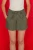 Target-oliwkowe-lniane-spodenki-czysty-len-modelka-przod.webp