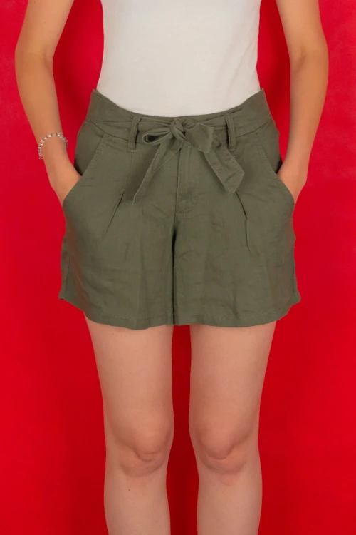 Target-oliwkowe-lniane-spodenki-czysty-len-modelka-przod.webp