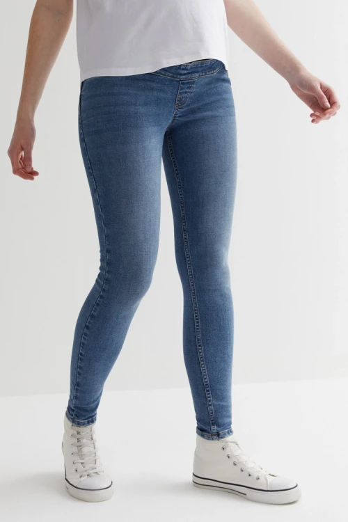 New-Look-ciazowe-spodnie-jeansy-Jenna-skinny-modelka-przod.webp