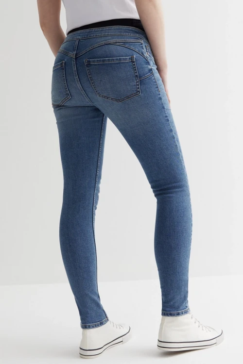 New-Look-ciazowe-spodnie-jeansy-Jenna-skinny-modelka-tyl.webp