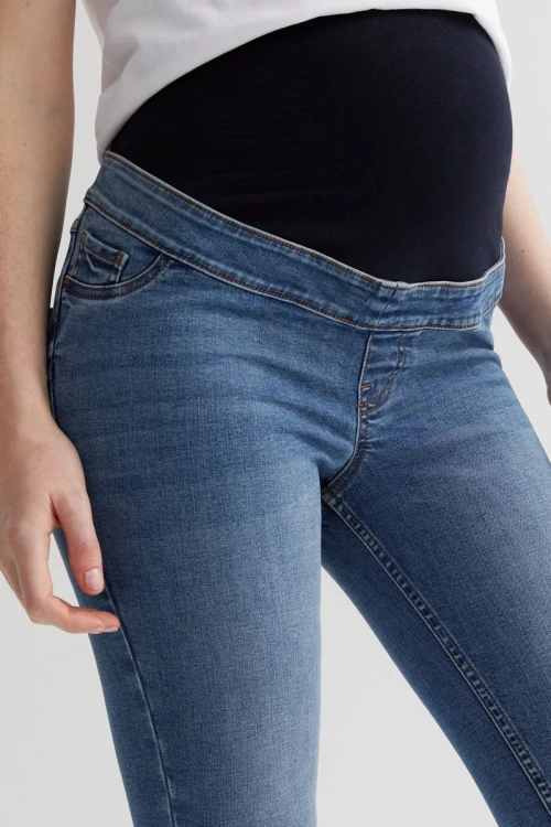 New-Look-ciazowe-spodnie-jeansy-Jenna-skinny-modelka-zblizenie.webp