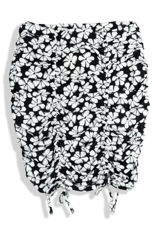 Miss-Selfridge-czarna-spodniczka-w-biale-kwiaty-glowne (1).webp