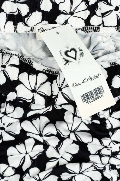 Miss-Selfridge-czarna-spodniczka-w-biale-kwiaty-zblizenie2.webp