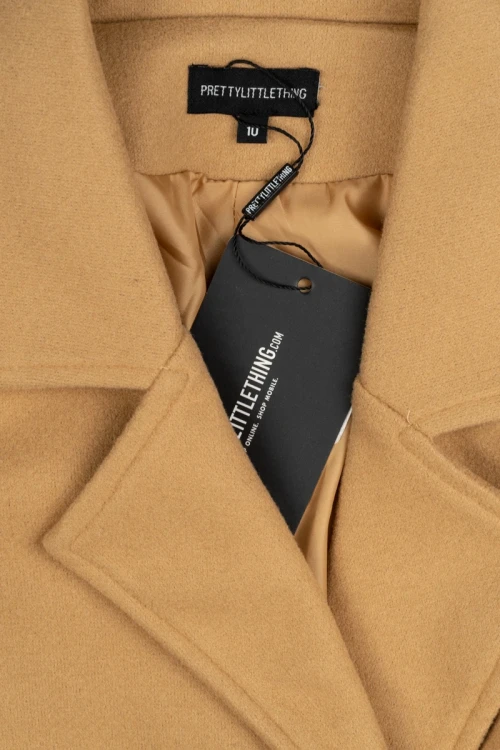 Pretty-Little-Thing-plaszcz-camel-zblizenie.webp