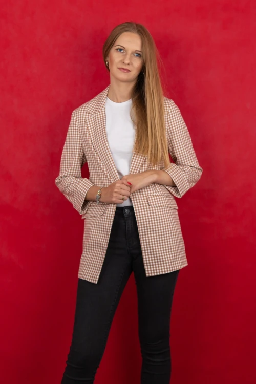 George-dluga-marynarka-w-krate-modelka-przod3.webp