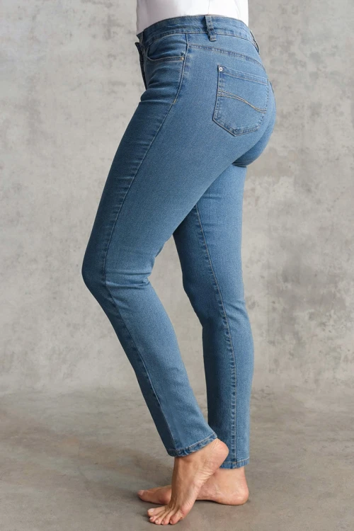 Bonmarche-jasne-jeansowe-spodnie-jeansy-Susie-slim-leg-modelka-bok.webp