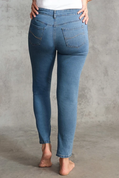 Bonmarche-jasne-jeansowe-spodnie-jeansy-Susie-slim-leg-modelka-tyl.webp