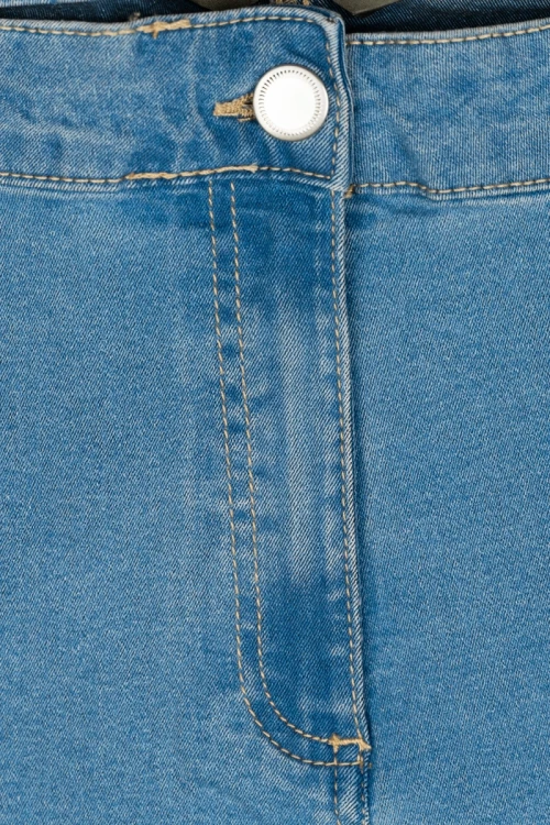 Bonmarche-jasne-jeansowe-spodnie-jeansy-Susie-slim-leg-zblizenie.webp