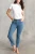 Bonmarche-jasne-jeansowe-spodnie-jeansy-Susie-slim-leg-modelka-przod1.webp