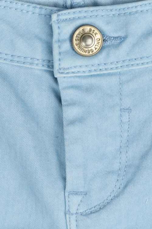 Bershka-blekitne-spodnie-super-skinny-zblizenie.webp