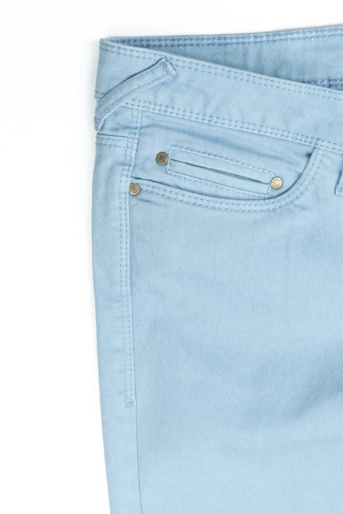 Bershka-blekitne-spodnie-super-skinny-zblizenie2.webp