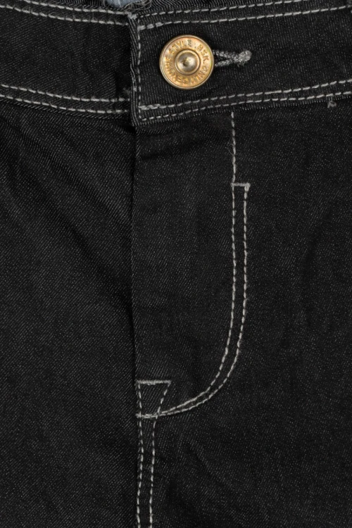 Bershka-czarne-biale-szwy-spodnie-super-skinny-zblizenie.webp