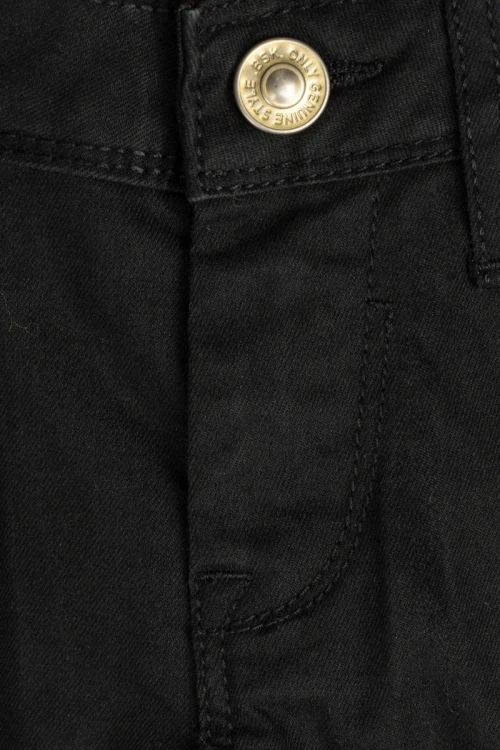 Bershka-czarne-czarne-szwy-spodnie-super-skinny-zblizenie.webp