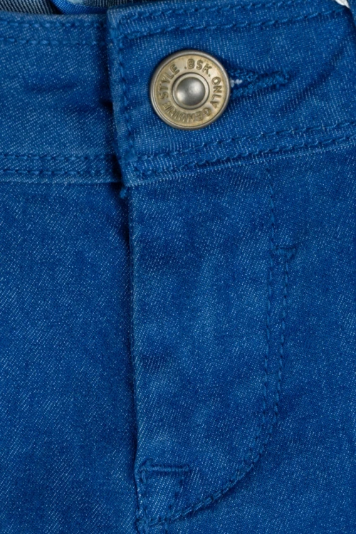 Bershka-kobaltowe-spodnie-super-skinny-zblizenie.webp