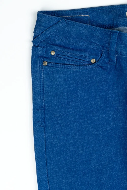 Bershka-kobaltowe-spodnie-super-skinny-zblizenie2.webp