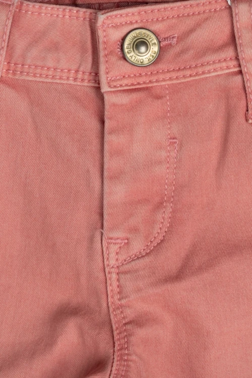 Bershka-lososiowe-spodnie-super-skinny-zblizenie.webp