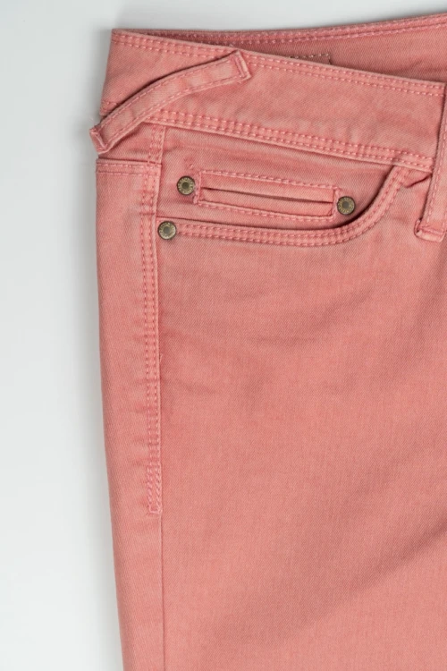 Bershka-lososiowe-spodnie-super-skinny-zblizenie2.webp