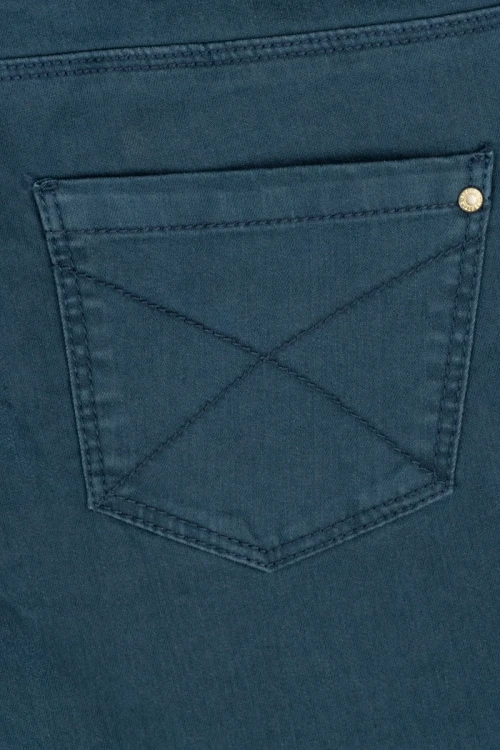 Bershka-morskie-spodnie-super-skinny-zblizenie3.webp