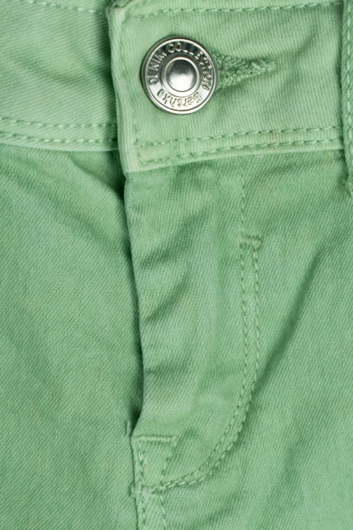 Bershka-pistacjowe-spodnie-super-skinny-zblizenie.webp