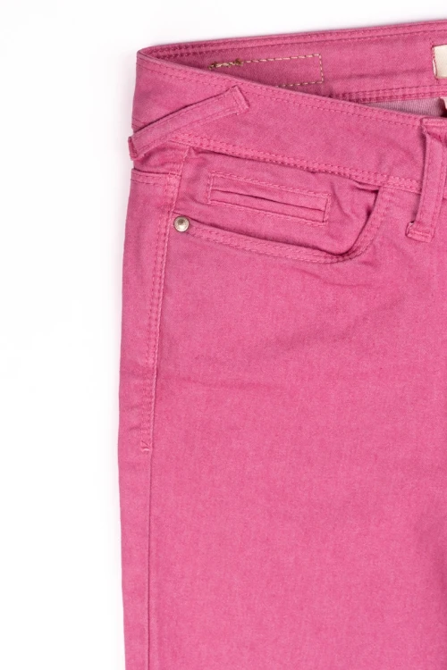 Bershka-rozowe-spodnie-super-skinny-zblizenie.webp