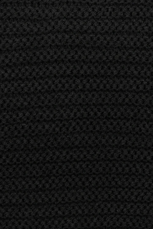 Nasty-Gal-czarny-zebrowany-sweter-golf-zblizenie.webp