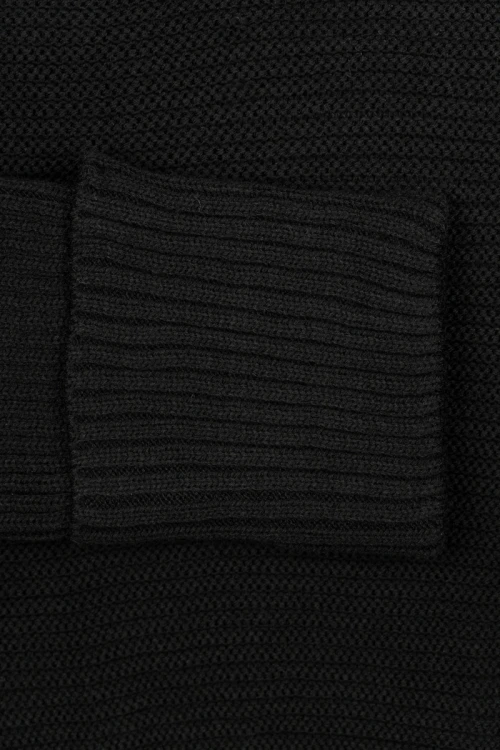 Nasty-Gal-czarny-zebrowany-sweter-golf-zblizenie2.webp